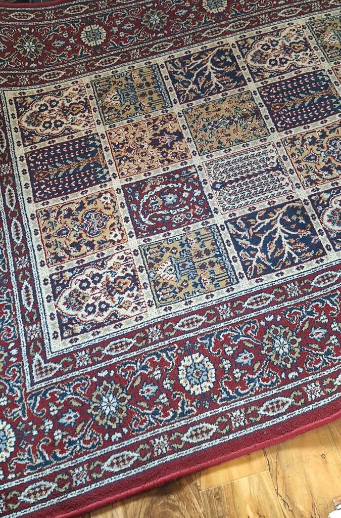 Egyptian style rug in good condition from free pets and smoke home 