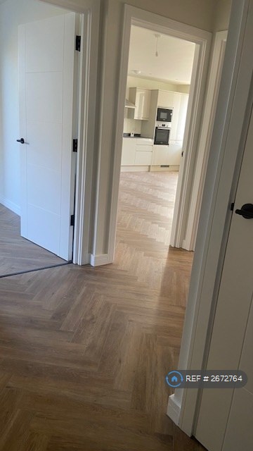 2 bedroom flat in Kingston Road, London, SW20 (2 bed) (#2672764)