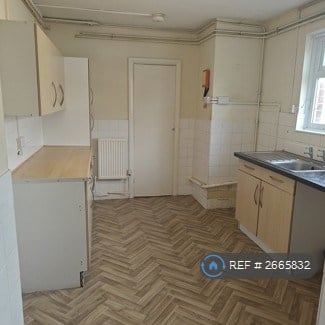 3 bedroom flat in Halliday Crescent, Southsea, PO4 (3 bed) (#2665832)