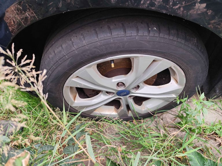 Ford Mondeo MK4 R17 Alloy Wheel whit BAD tyre £60