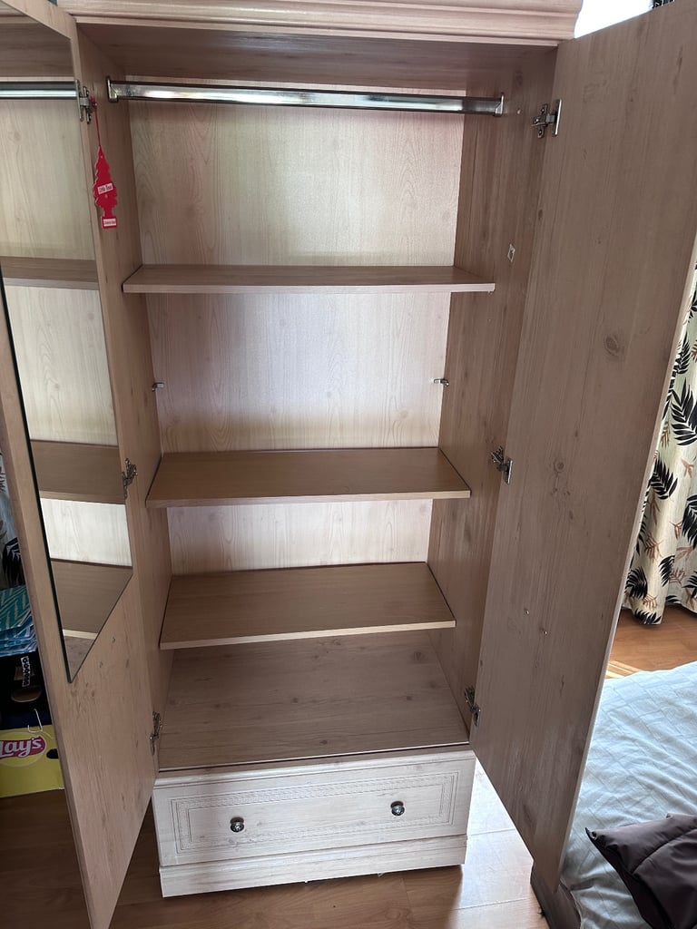 Beautiful 2 door wardrobe in £90 ! Can deliver nearby