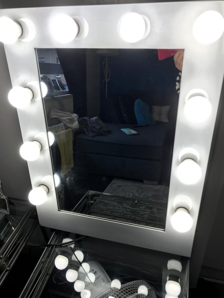 Light up makeup mirror 