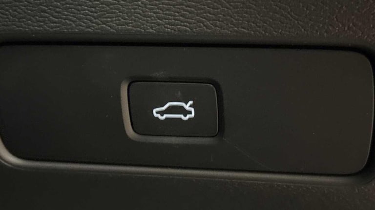 2025 Volvo XC40 2.0 B4 MHEV Ultra Bright DCT Auto Euro 6 (s/s) 5dr ESTATE Petrol/Electric Hybrid ...