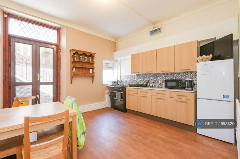 1 bedroom flat in Merthyr Road, Pontypridd, CF37 (1 bed) (#2653820)