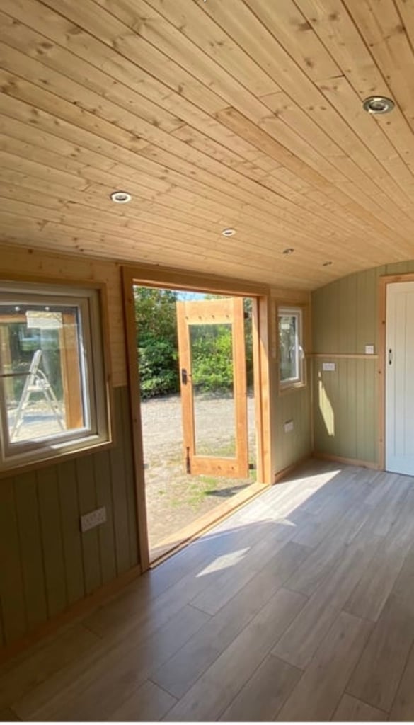 SOLID OAK SHEPHERDS HUT extra living space, air B&B holiday home