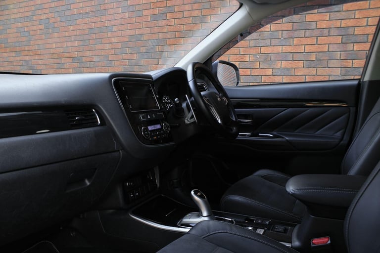 2017 Mitsubishi Outlander 2.0h 12kWh Juro CVT 4WD Euro 6 (s/s) 5dr ESTATE Petrol/Electric Hybrid ...