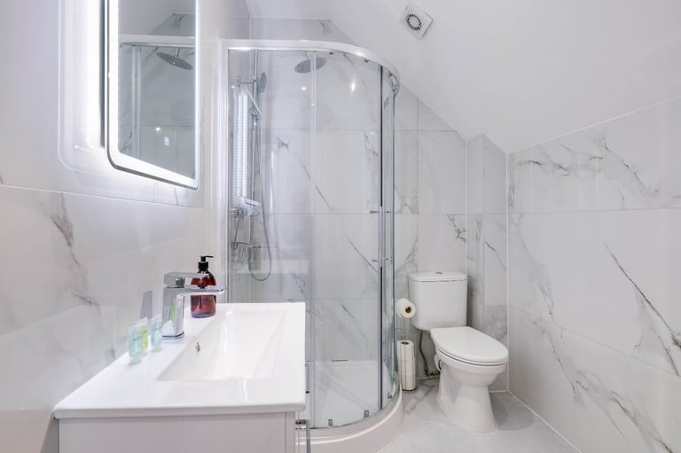 Spacious 2-Bed Flat for Rent – GU15 3RB