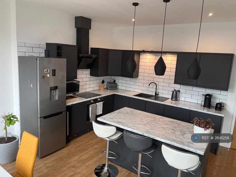 2 bedroom flat in Warwickgate House, Old Trafford, Manchester, M16 (2 bed) (#2641258)
