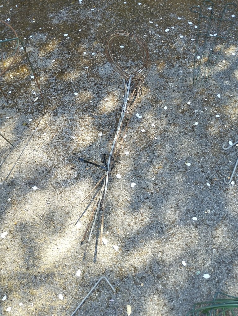 Link stakes plant supports