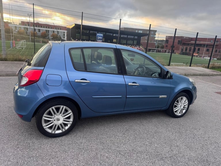 2011 Renault Clio 1.6 VVT Initiale TomTom Auto Euro 5 5dr HATCHBACK Petrol Automatic