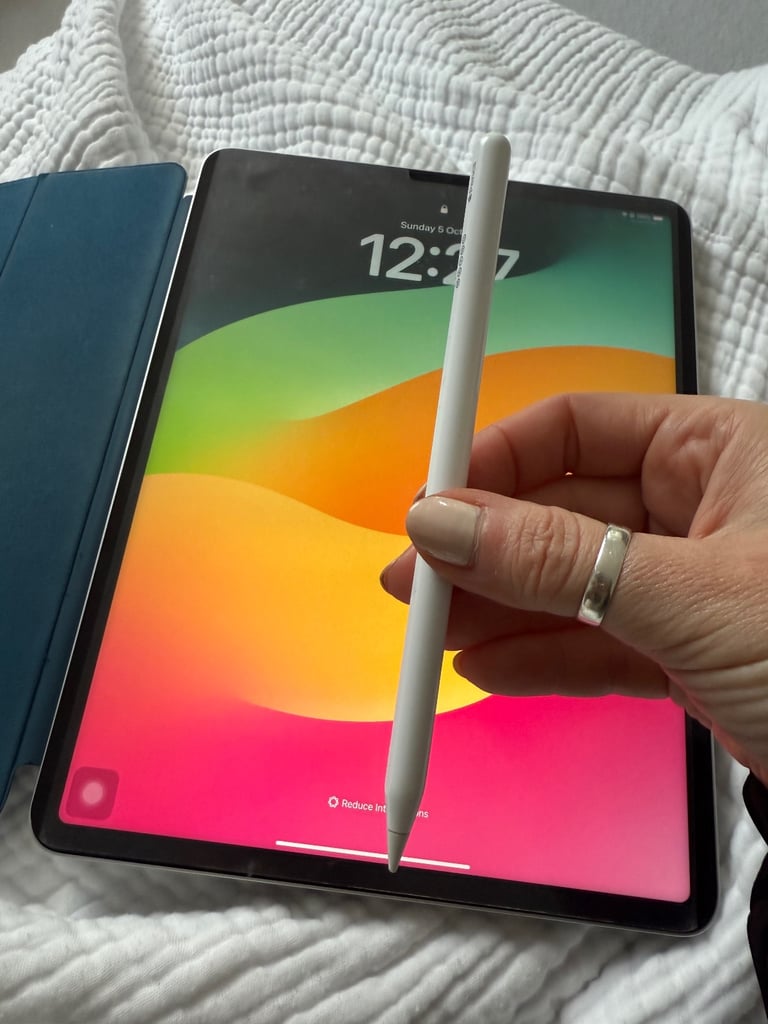 Apple iPad Pro 12.9-inch (6th gen) 256 GB + Magic Keyboard (UK white) + Apple Pencil 2 + cover ++