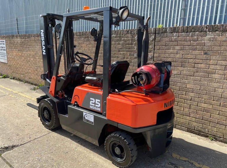 Nissan 2.5t gas forklift, clear view mast, sideshift 