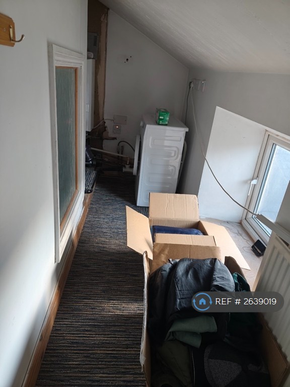 2 bedroom flat in Clare Road, Halifax, HX1 (2 bed) (#2639019)