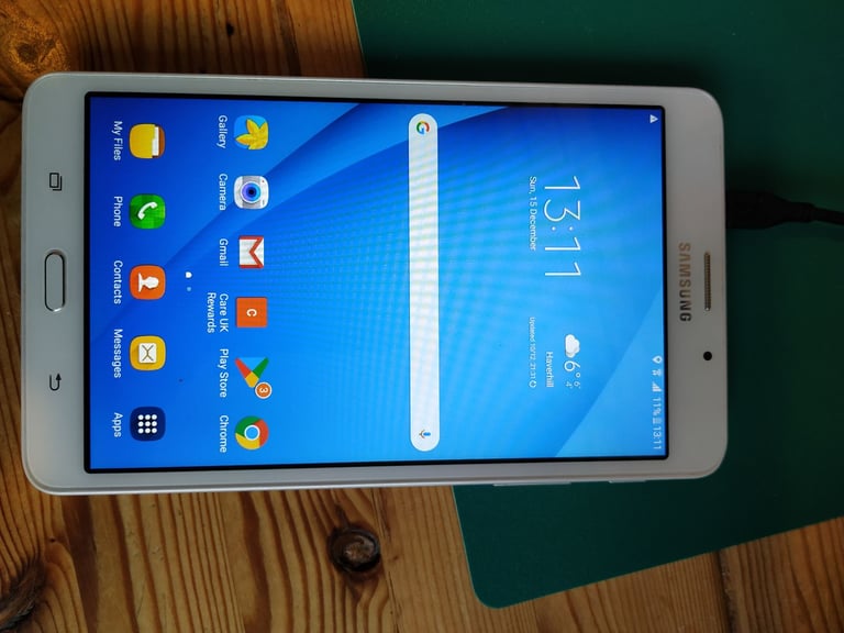 Samsung 4G Galaxy Phone in good condition works well clean item