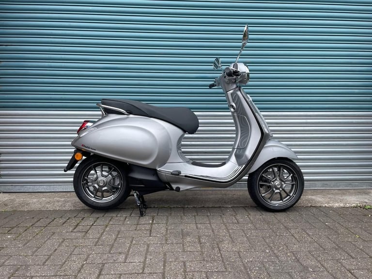 Vespa Elettrica L3 Electric Scooter Moped 70kmh HUGE SAVING.