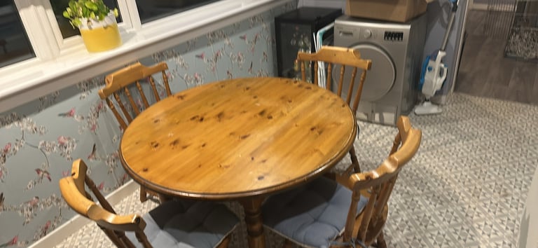 Solid wood country style round table and 4 chairs 