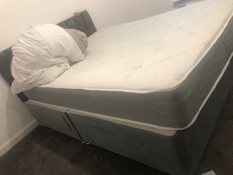 image for King size bad frame,matters, 2 pillow like new brand