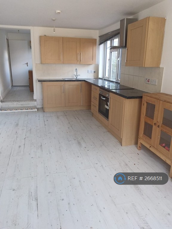 1 bedroom flat in Mill Road, Gillingham, ME7 (1 bed) (#2668511)