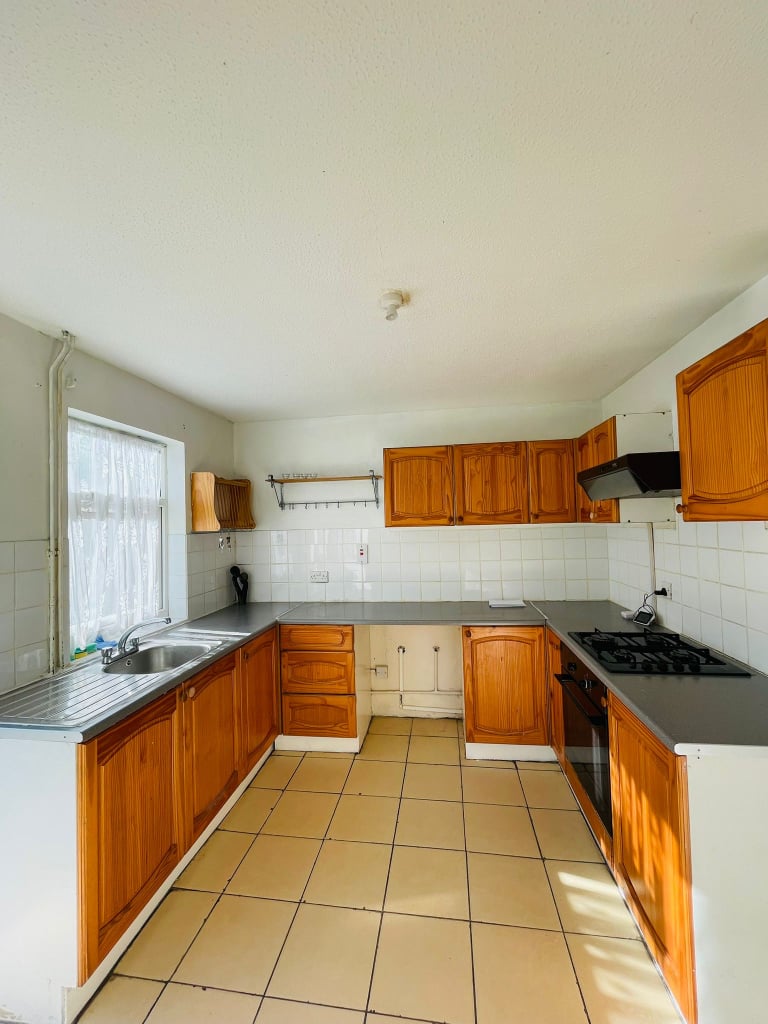 3 Bed Terraced House, Entwood Drive, NN3