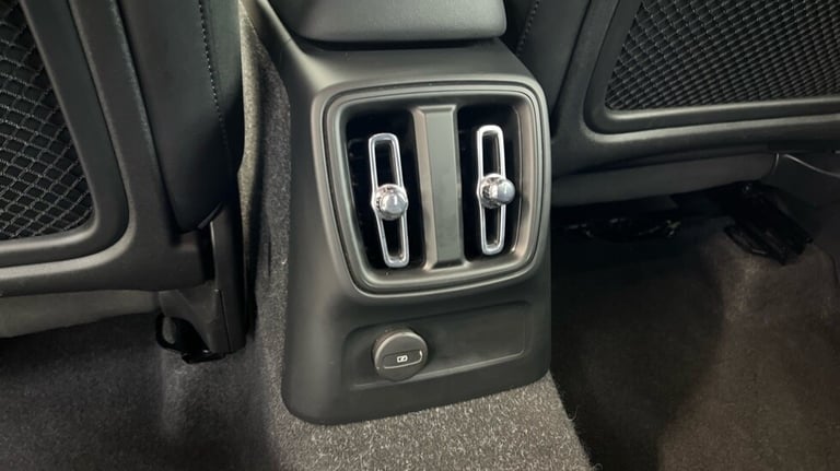 2021 Volvo XC40 Recharge R-Design, T5 plug-in hybrid (Power Tailgate, Sensus Navigation) Estate P...