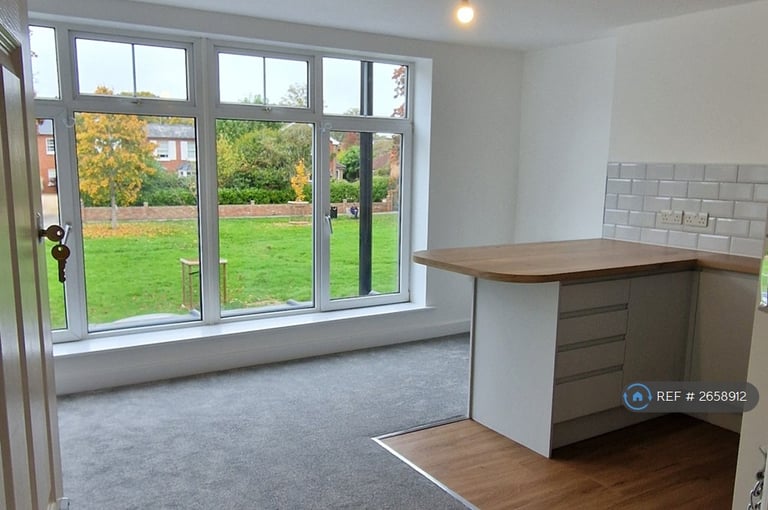 image for 1 bedroom flat in High Street, Cranleigh, GU6 (1 bed) (#2658912)