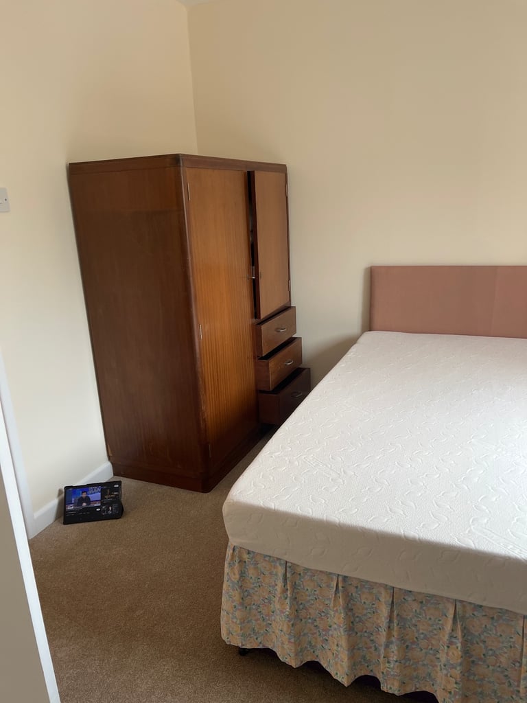 For rent double size bedroom included bills