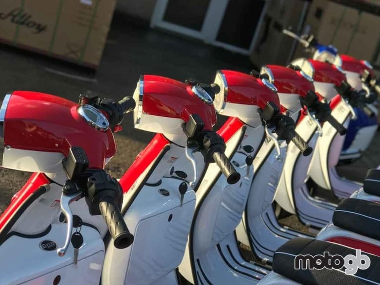 ROYAL ALLOY GT 125cc A Modern Classic Retro Automatic Moped Scooter