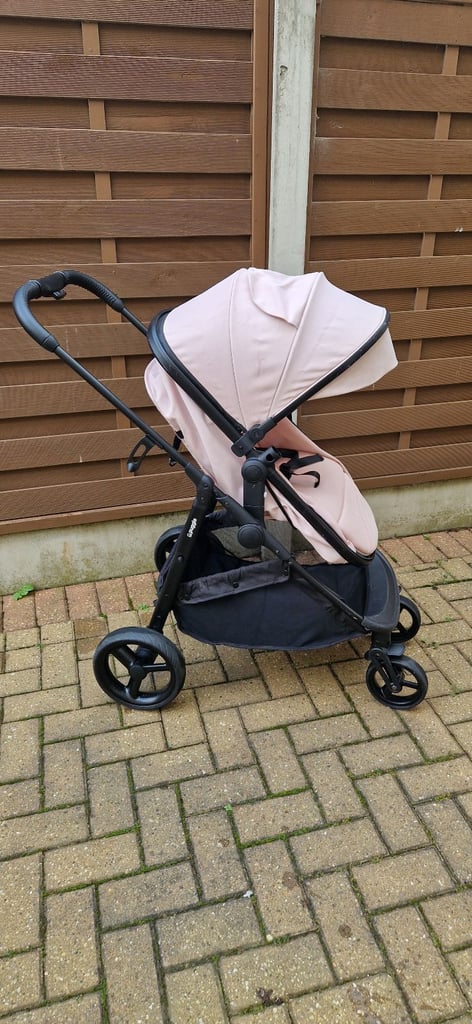 PUGGLE MONACO XT TRAVEL SYSTEM. IN VERY GOOD CONDITION.