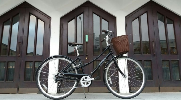 PINNACLE CALIFORNIUM LIKE NEW LADIES HYBRID BIKE COMFORTABLE AND ELEGANT CITY BICYCLE