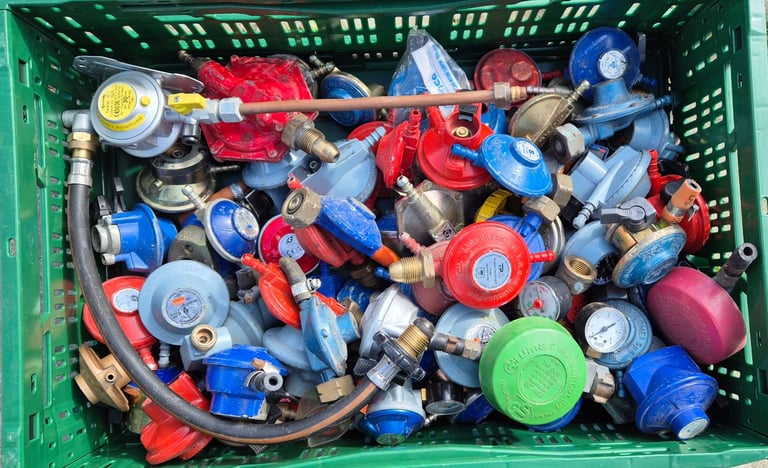 Full gas bottles / cylinders, regulators, distributor valves 1,2,3,4 ways.