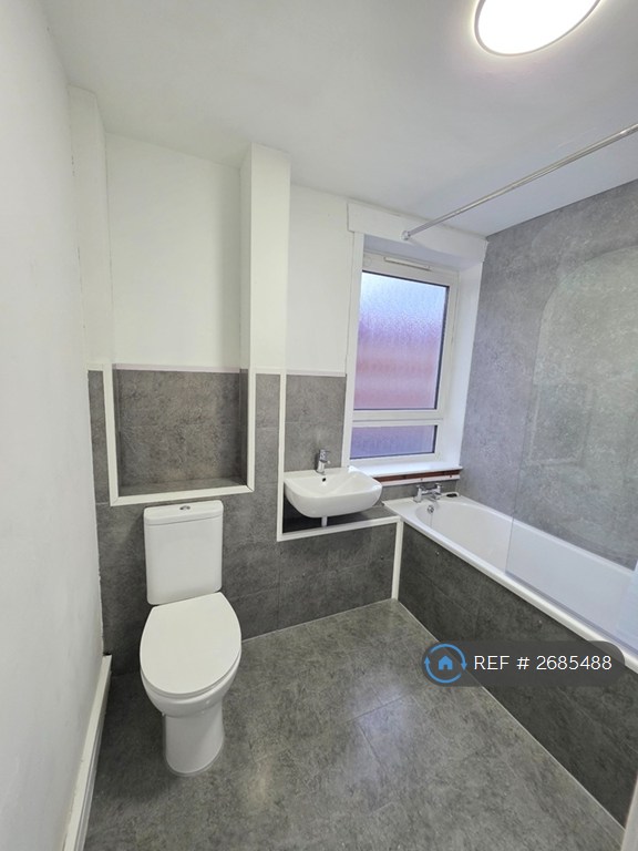 2 bedroom flat in Cathcart Street, Greenock, PA15 (2 bed) (#2685488)