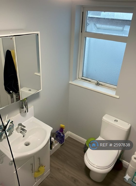 2 bedroom flat in Cowper Road, Sittingbourne, ME10 (2 bed) (#2597838)