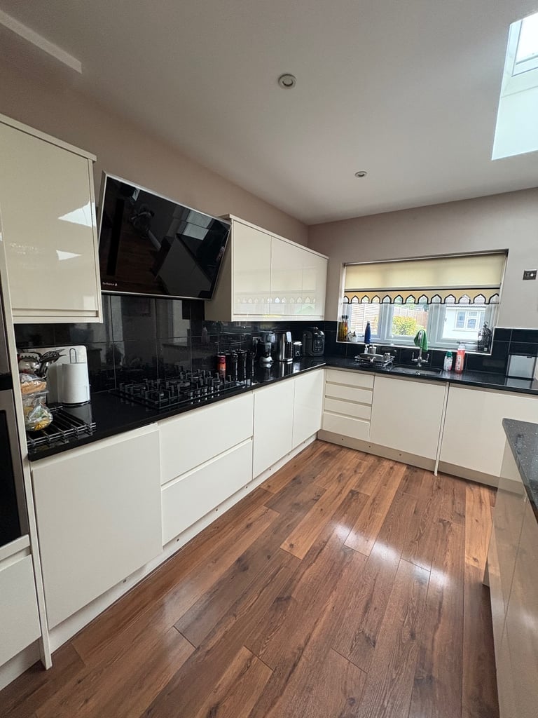 Kitchen Units for Sale Buyer to Collect and Dismantle with Siemens appliances
