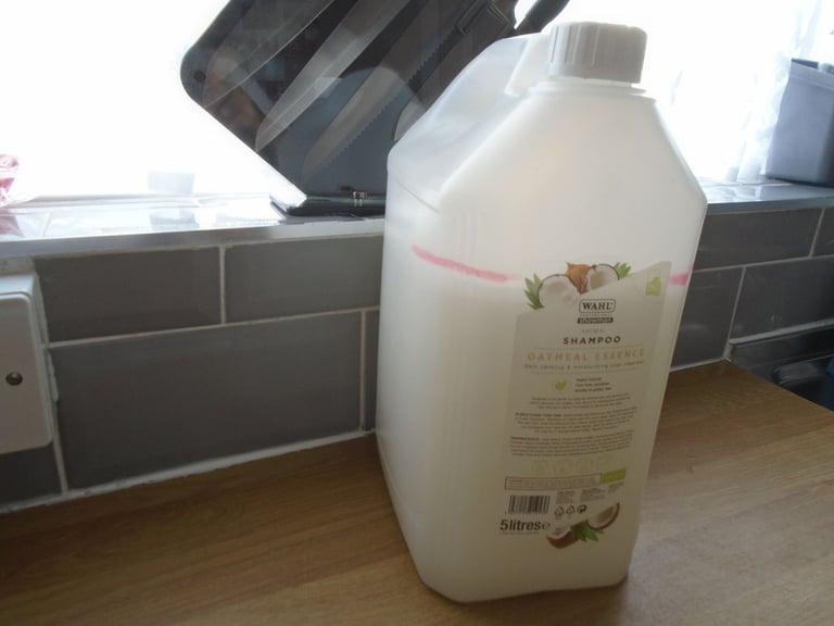 4L approx Wahl Oatmeal Essense Shampoo. FOR SENSITIVE SKIN