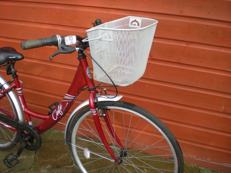 Apollo café ladies city bike, 16 inch frame, 6 gears, 28 inch wheels, mud guards and basket