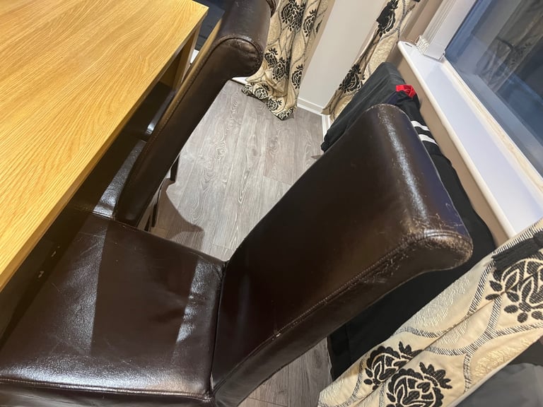 Dining table and 6 Chairs 