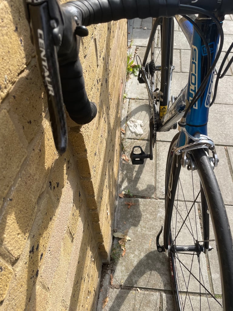 Complete Carbon Scott Road bicycle Campagnolo components throughout