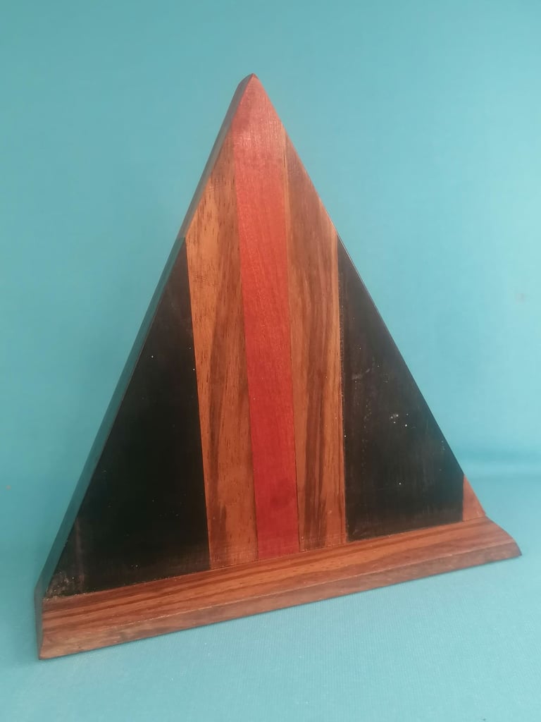 Vintage Desk Wooden Piramid Clock 6-inch height.. (need put battery).. As seen.