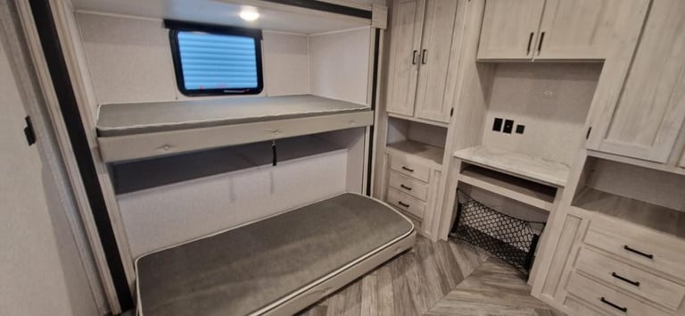 EX DEMO Forest River East To West Della Terra 323QB American Caravan 5th Wheel