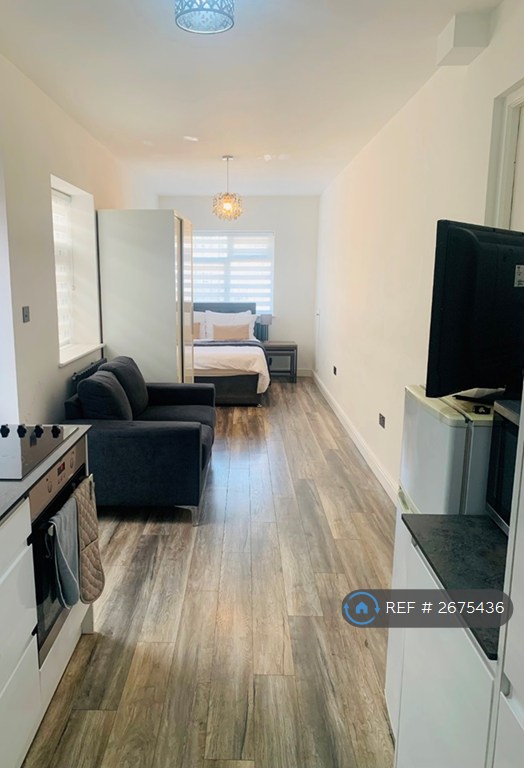 Studio flat in The Fairway, Uxbridge, UB10 (#2675436)