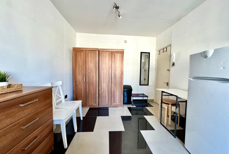  Studio apartment in this period conversion property in Leinster Gardens, Bayswater, W2.-Ref: 572