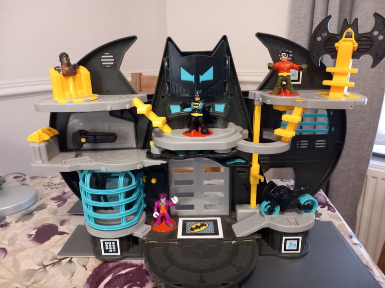 image for Bat cave, cars and figures