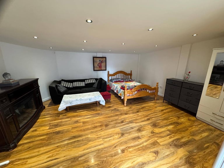 Spacious Studio Flat for Rent – Ub3 3AF