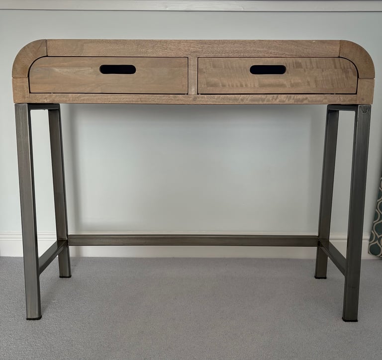 Console Table in good as new condition 