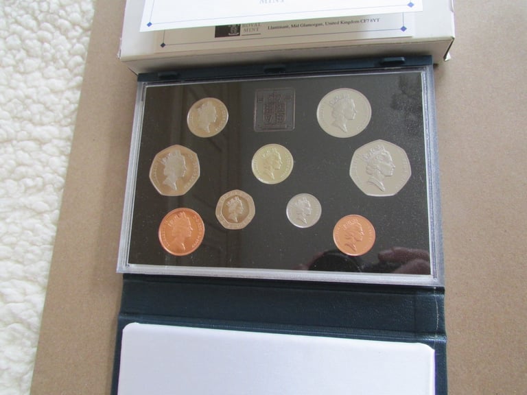 1992 UNITED KINGDOM PROOF COIN SET.