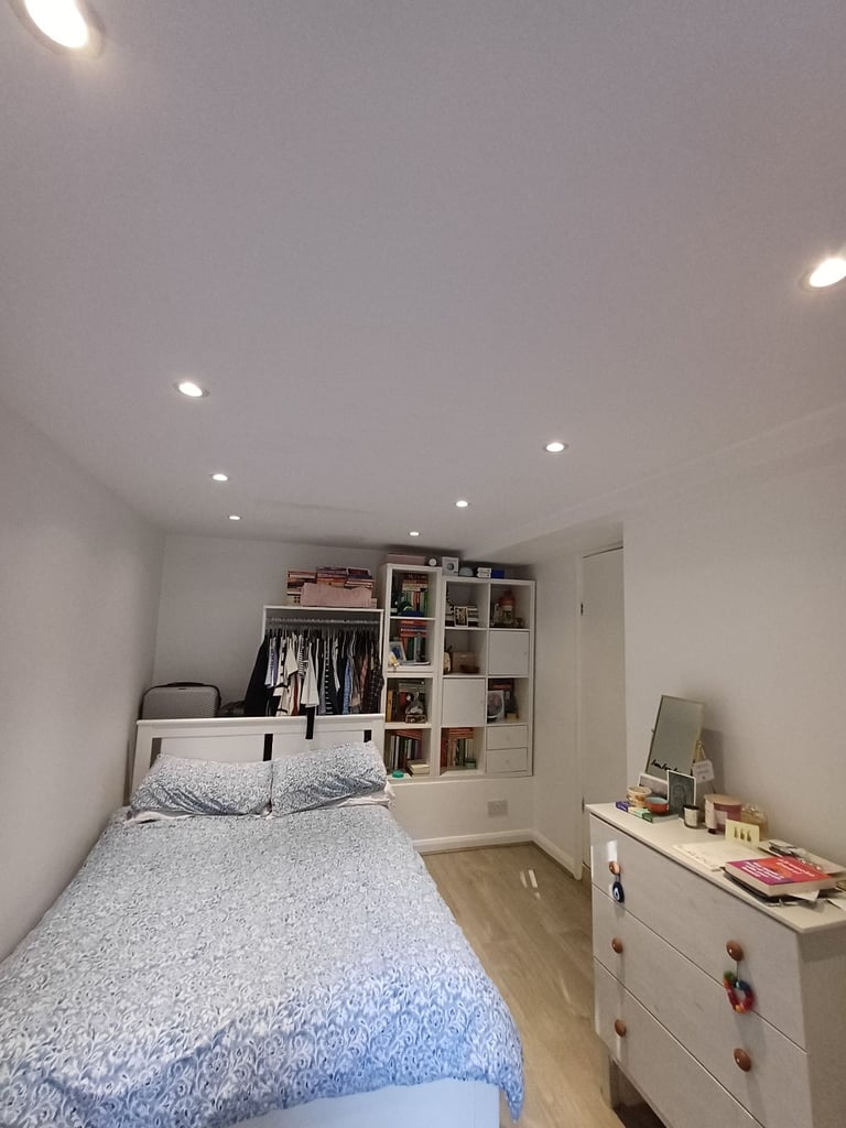 Cosy 2 En-suite Bedroom Flat with Terrace