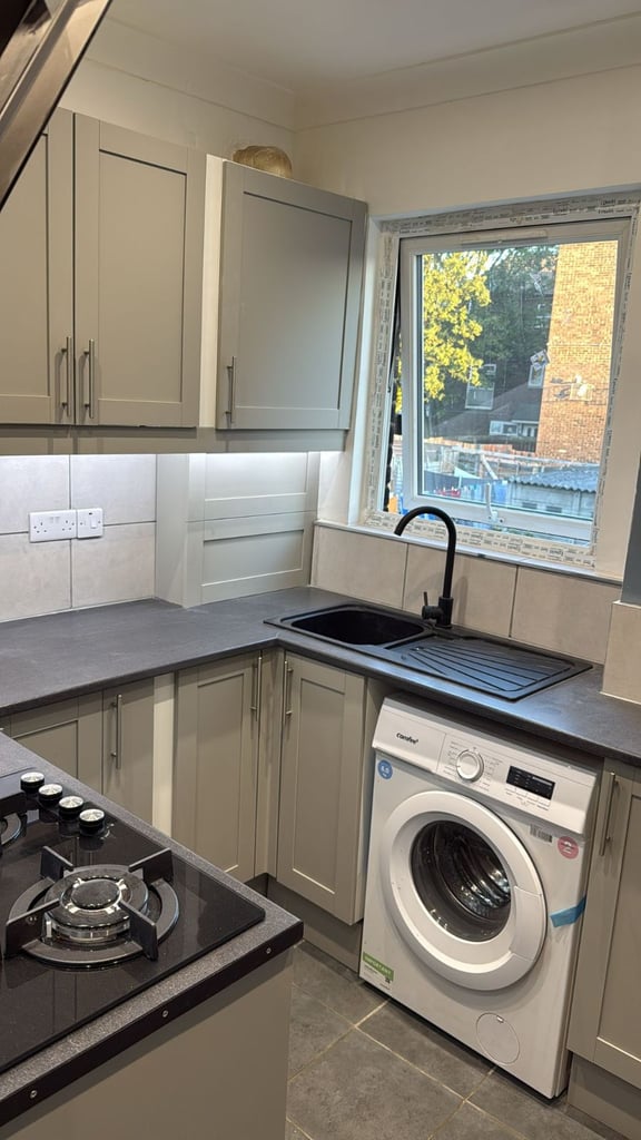*** 2 BEDROOM FLAT*** FULLY REFURBISHED***NEAR TO STATION*** FAMILIES ONLY 