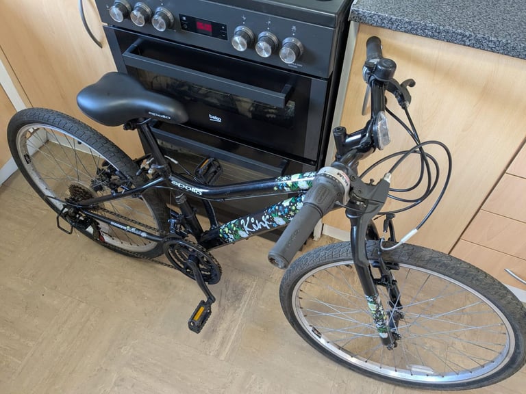 Girl's bike 24 inches wheels. 