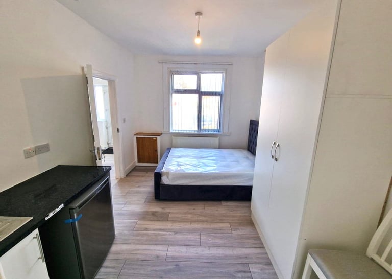 (Not a studio)En-suite double rooms available for single occupancy Postcode UB4 8HP