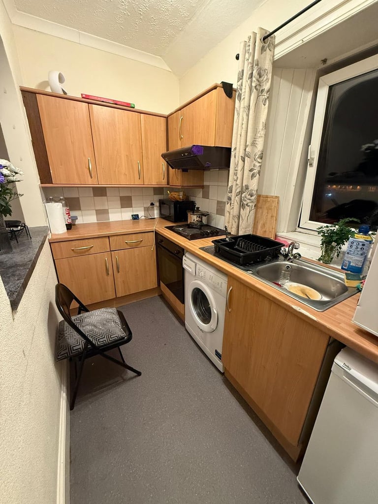 1 bedroom top floor flat 